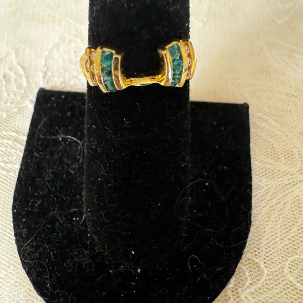 Diamond and emerald 14 kt yellow gold ring guard.